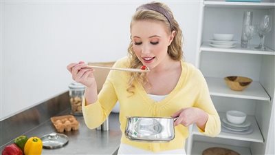 هل يجوز تذوق الطعام صائمًا؟.. إجابة مهمة للسيدات في نهار رمضان