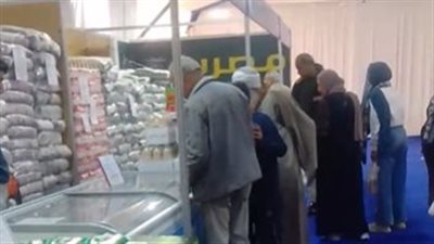 بـ275 جنيها.. إقبال كثيف على شراء كرتونة رمضان بالعمرانية | بث مباشر