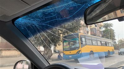 وقف على الكبوت.. سايس يهشم سيارة سيدة بمنطقة قصر العيني لرفضها دفع رسوم إضافية