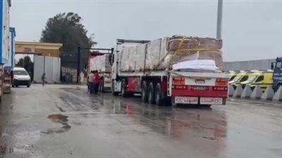 رغم التقلبات الجوية.. استمرار عبور شاحنات المساعدات الإغاثية عبر معبر رفح | بث مباشر 