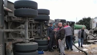 انقلاب سيارة نقل محملة بمواد بترولية بالطريق الزراعي بالبحيرة