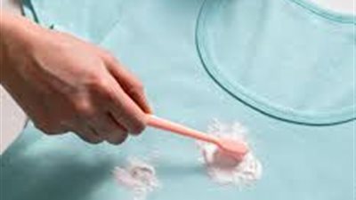 طريقة سهلة لإزالة بقع الزيت من الملابس.. حيل ذكية ومجربة