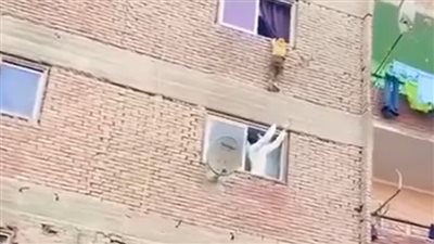 من 3 سنوات.. حقيقة تداول فيديو إنقاذ طفل قبل سقوطه من شرفة منزله بالدور الثالث