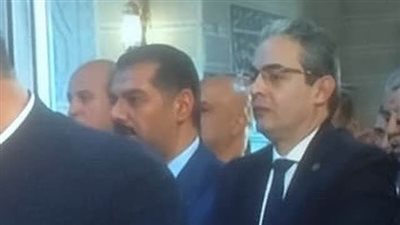 كاتب صحفي يطالب بفتح تحقيق مع وحدة الإذاعة الخارجية لصلاة الجمعة بسبب تركيز الكاميرا على نقيب الإعلاميين