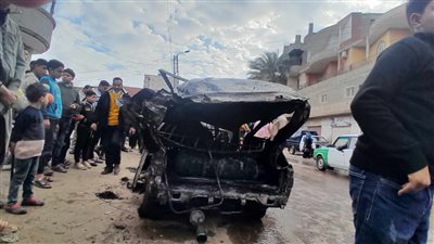 تفحم سيارة بعد اشتعال النيران بها بسبب ماس كهربائي بالبحيرة| صور