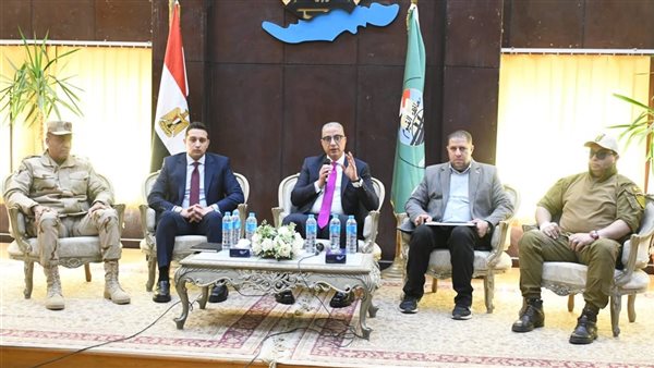 محافظ الفيوم يناقش