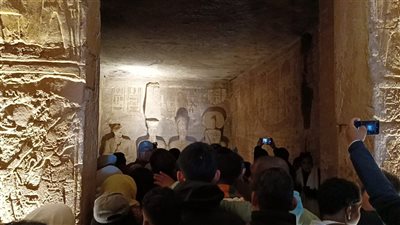 ظهرت للحظات.. الغيوم تتسبب في عدم استكمال ظاهرة تعامد الشمس علي وجه رمسيس الثاني | صور