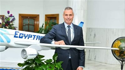 رئيس شركة مصر للطيران يلتقي وفدًا من السفارة البريطانية لبحث سبل التعاون المشترك