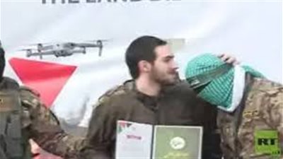 فيديو لـ أسير إسرائيلي مفرج عنه يقبل رأس آسره من حماس يتصدر تريند السوشيال ميديا