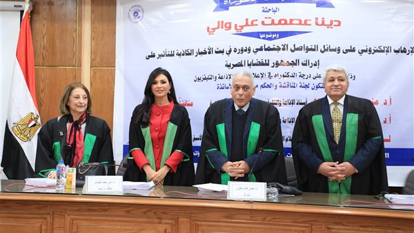 إعلام القاهرة تمنح