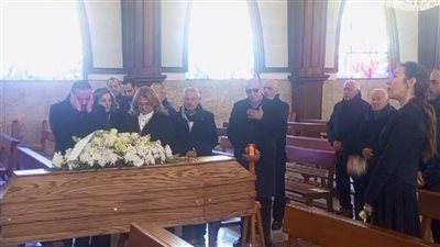 غياب نيكول سابا.. لحظة تشييع جثمان والدة زوجها يوسف الخال