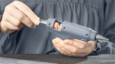 بخطوة بسيطة| كيفية إزالة الشمع من الملابس.. التجميد والتسخين