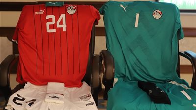 المنتخب الوطني للكرة النسائية بالقميص الأحمر والشورت والجوارب البيضاء أمام رواندا