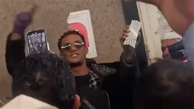 بيرقص بالفلوس.. زحام شديد حول محمد رمضان خلال تصويره كواليس برنامجه مدفع رمضان في محطة مصر