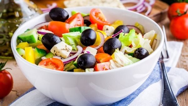 السلطة بالجبن والزيتون