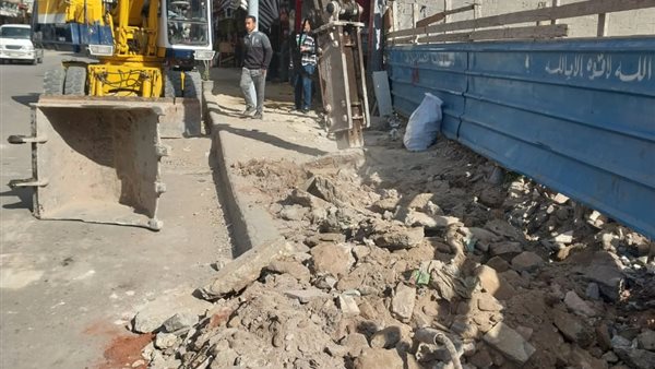 تكسير الأرصفة بشارع