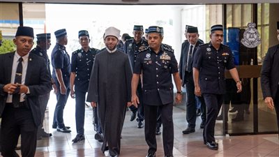 وزير الأوقاف يلتقي قيادات الشرطة الماليزية.. ويلقي محاضرة بالأكاديمية الملكية