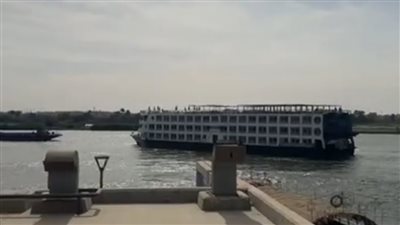 اصطدام باخرة بكوبري فارس وانهيار أجزاء منه في أسوان