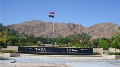 محافظ جنوب سيناء يرفع العلم فوق أرض طابا بمناسبة الذكرى الـ36 لعودتها للسيادة المصرية