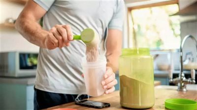 ما هو أفضل وقت لتناول البروتين لبناء العضلات؟