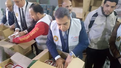 محافظ الدقهلية يرتدي زي المتطوعين ويشارك في تجهيز قافلة مساعدات غزة