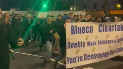 مظاهرات لـ جماهير تشيلسي أمام ستامفورد بريدج تطالب برحيل ملاك النادي| فيديو