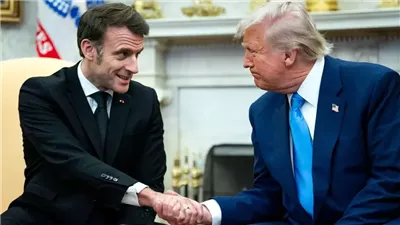 دونالد ترامب يتعرض لكدمة في يده بعد مصافحته إيمانويل ماكرون.. ما القصة؟