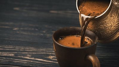 يقلل فاعلية الفيتامينات.. خبراء يحذرون من خطورة الكافيين صباحًا 