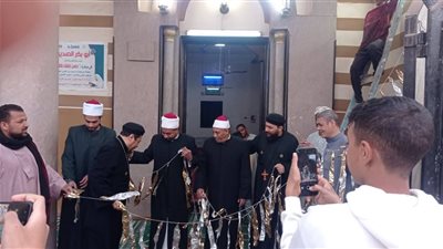 مش هتشوفها غير في مصر.. قساوسة يشاركون في تعليق زينة رمضان بمسجد أبوبكر الصديق بقنا| صور
