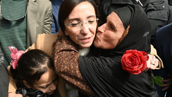 سيدة تقبل محافظة