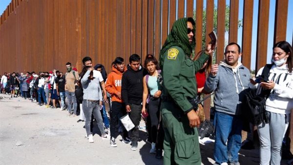 مهاجرون أمام السياج