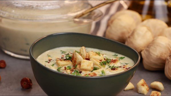 شوربة الدجاج بالثوم