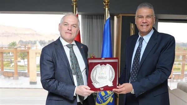 محافظ أسوان خلال