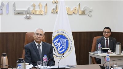 رئيس جامعة المنيا يناقش خطة الكليات لاستكمال تجهيز المعامل لتوفير بيئة تعليمية حديثة