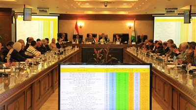 محافظ الجيزة يشدد على القيادات بضرورة الالتزام بمواعيد المحال خلال شهر رمضان المبارك