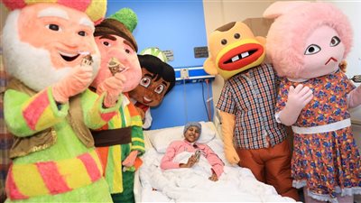 بوجي وطمطم وبكار يرسمون البسمة على وجوه الصغار مرضى السرطان في الأقصر