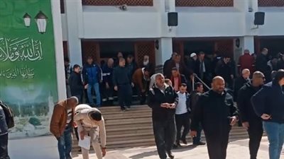 الحزن يسيطر على أحمد ناجي مدرب حراس المنتخب الأسبق خلال جنازة شقيقه بالإسكندرية | بث مباشر 