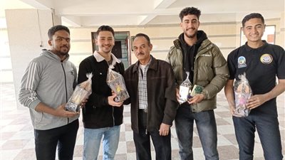 عميد حقوق قنا يوزع فوانيس رمضان على الطلاب احتفالا بحلول الشهر الكريم