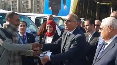 محافظ المنيا يسلم سيارات الميكروباص بديل الربع نقل لسائقين| بث مباشر 