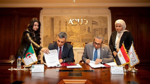 جانب من توقيع العقود