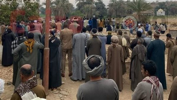 الآلاف في وداع ابن