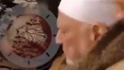 إغماء مفاجئ.. أحمد عمر هاشم يتعرض لوعكة صحية خلال صلاة التراويح بمسجد الحسين | بث مباشر