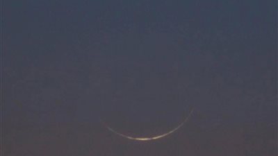 يشاهد بالعين المجردة.. هلال رمضان يزين السماء ليلا
