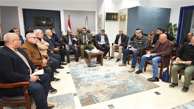 وزير الإسكان يعقد اجتماعا بمقر جهاز 15 مايو لمتابعة معدلات تنفيذ المشروعات السكنية والخدمية 