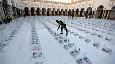 بتوجيهات شيخ الأزهر.. بيت الزكاة يقدم 3000 وجبة لإفطار الصائمين بالجامع الأزهر