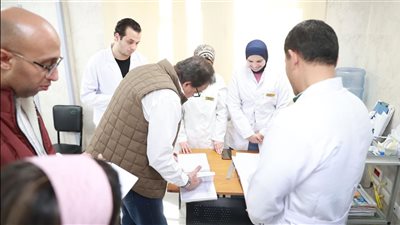 وزير الصحة يوجه بتوفير جميع نواقص الأدوية بصيدلية مستشفى المقطم.. ويحيل المتغيبين للتحقيق