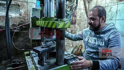 تراث يجمع المصريين.. قبطي يضيء رمضان بصناعة الفوانيس وأغلفة المصاحف