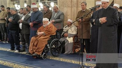 بعد تعرضه للإجهاد.. أول ظهور للدكتور أحمد عمر هاشم بصلاة التراويح من الجامع الأزهر| صور 