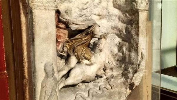 نحت بارز لـ المعبود