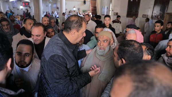 محافظ سوهاج مع المواطنين